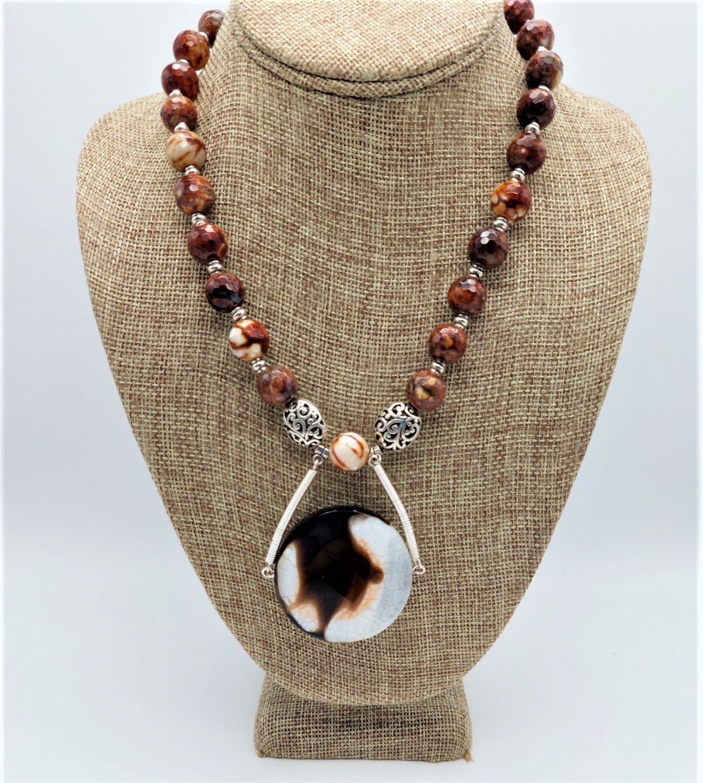 Brown and White Faceted Agate Disc Pendant Necklace with Crackle Agate beads